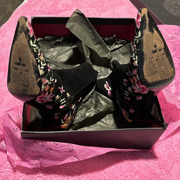 Gorgeous Beverly Feldman Embroidered Boots - Picture 9 of 10